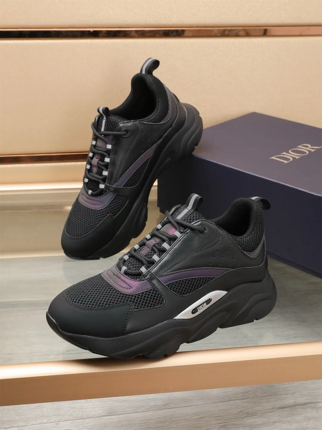 Men's shoes 💰P460💰【Dior】Dior✨ is online at the same time👏 This casual sneaker is a new product in the series and continues Di*r's classic style. The upper is made of original mesh and cow leather, with a two-color textured outsole, and the brand's iconic details on the rear collar and heel to enhance the style. Fashionable and versatile. Wear it with jeans or slacks for a casual look. Size: 38-44 (45 customized)